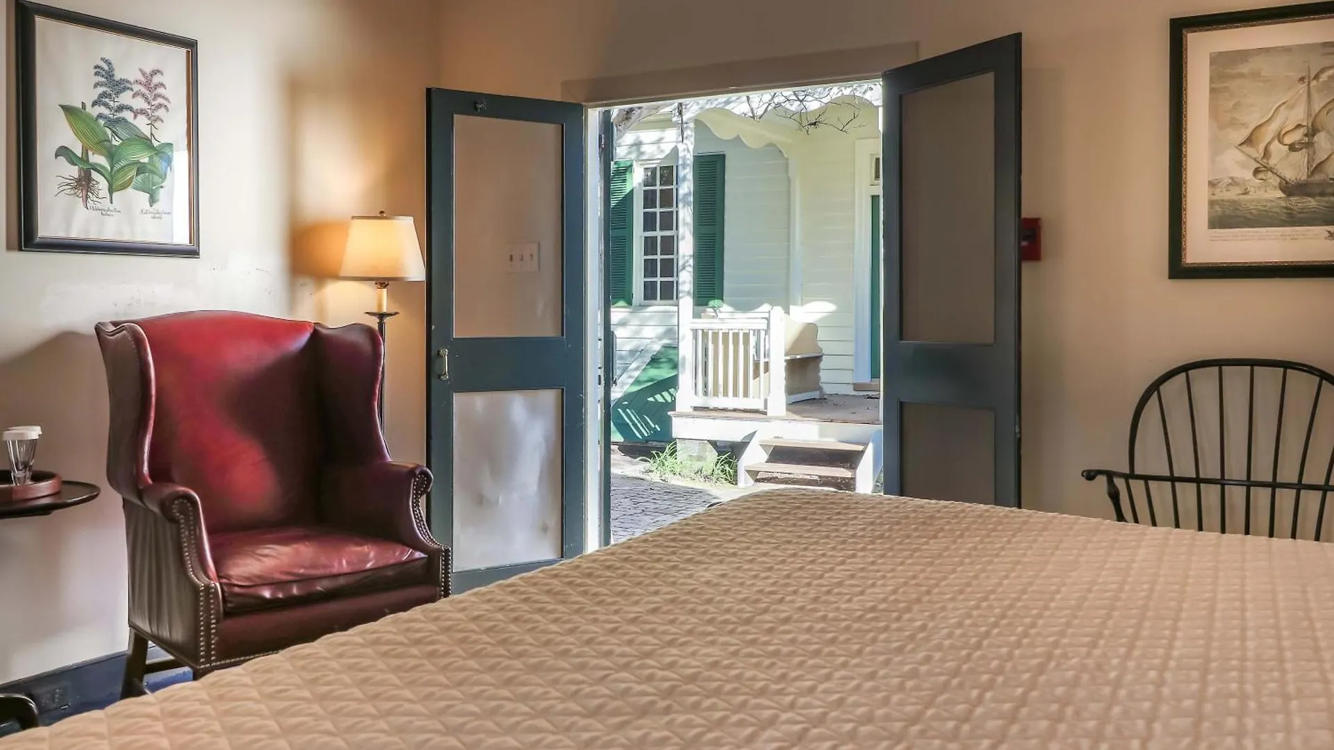 Colonial Houses, An Official Colonial Williamsburg Hotel