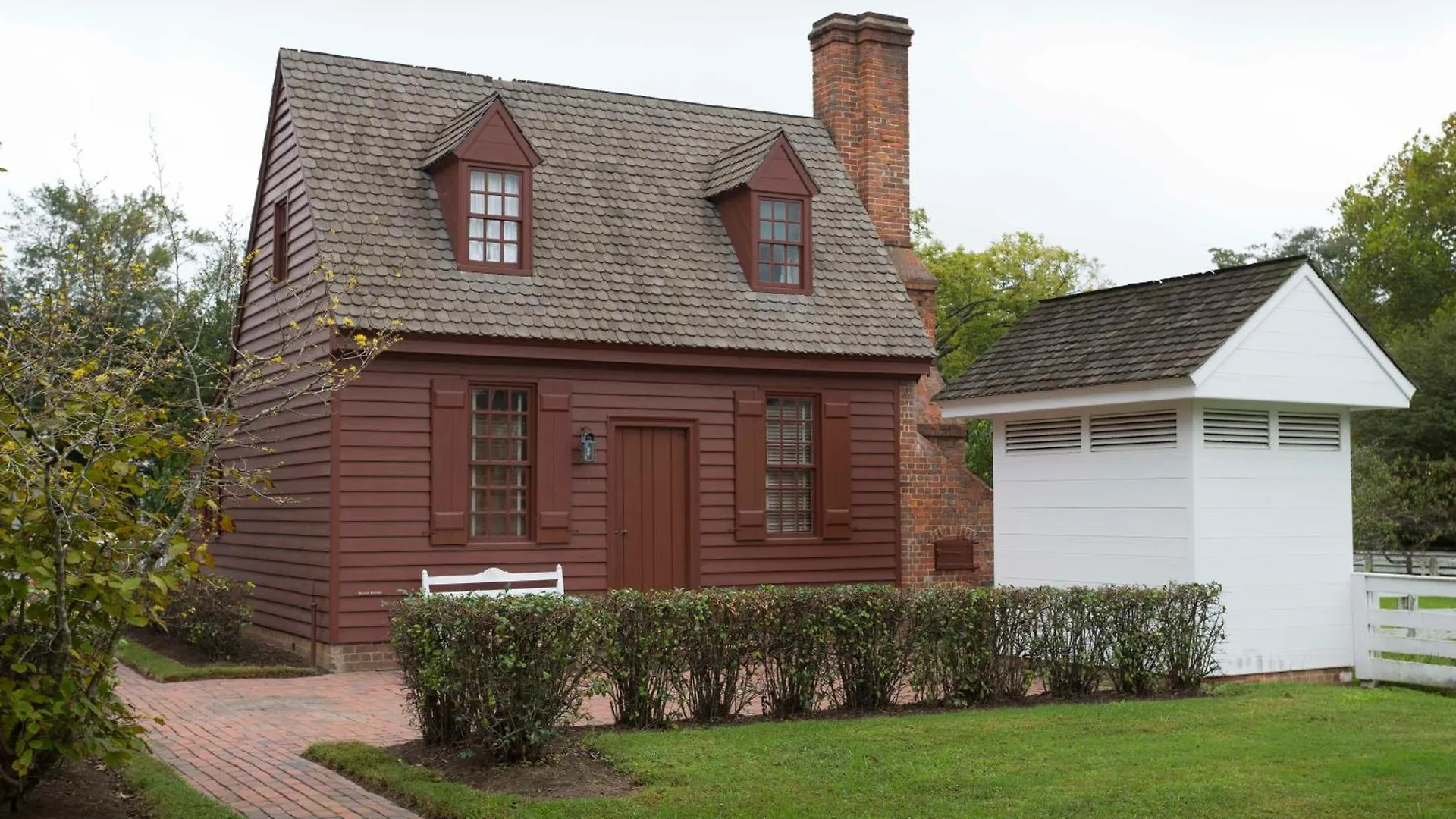 Colonial Houses, An Official Colonial Williamsburg Hotel