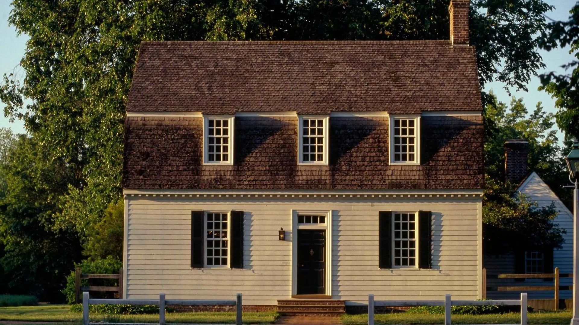 Colonial Houses, An Official Colonial Williamsburg Hotel