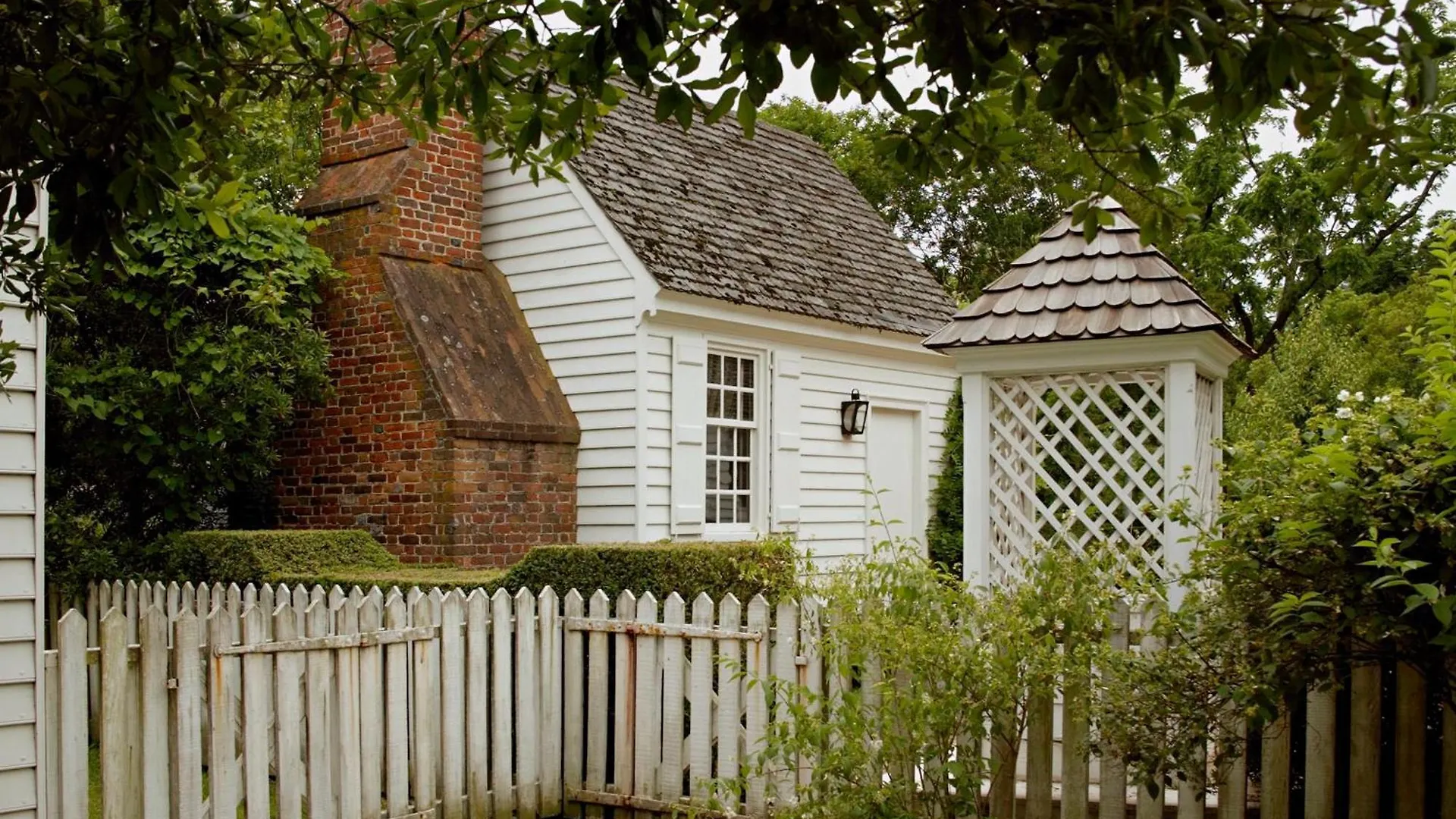 Colonial Houses, An Official Colonial Williamsburg Hotel