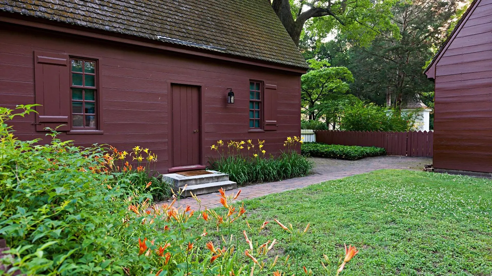 Colonial Houses, An Official Colonial Williamsburg Hotel