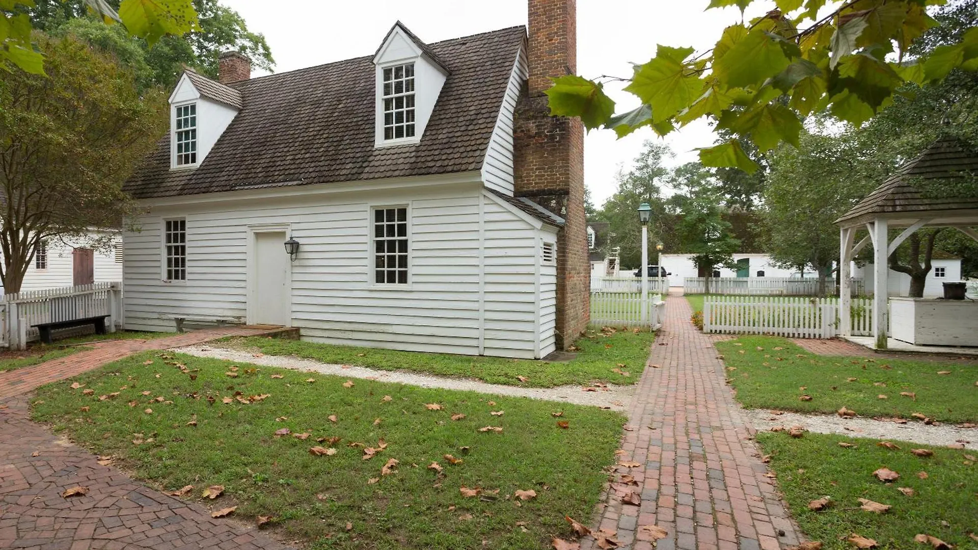 Colonial Houses, An Official Colonial Williamsburg Hotel