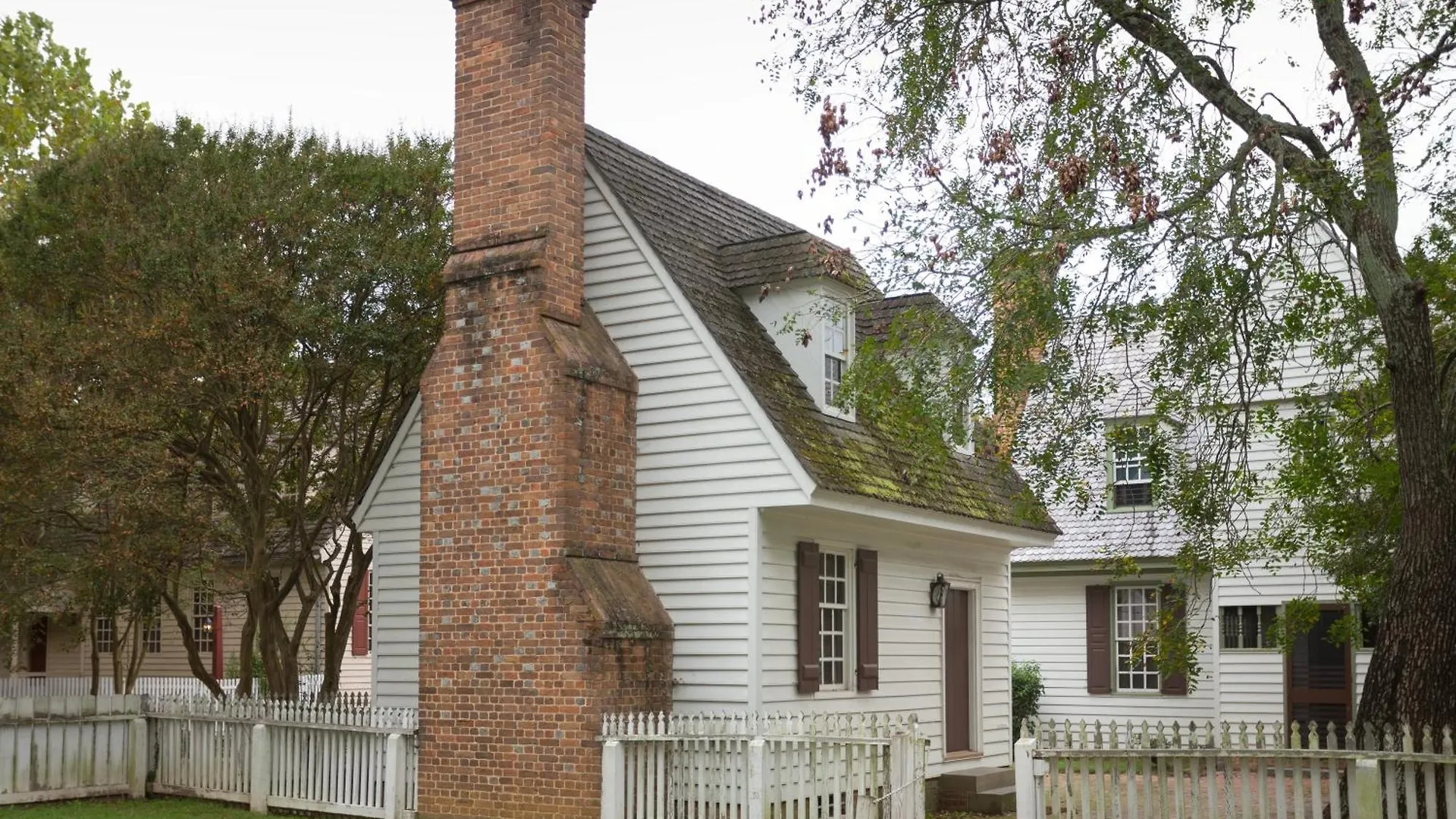 Colonial Houses, An Official Colonial Williamsburg Hotel