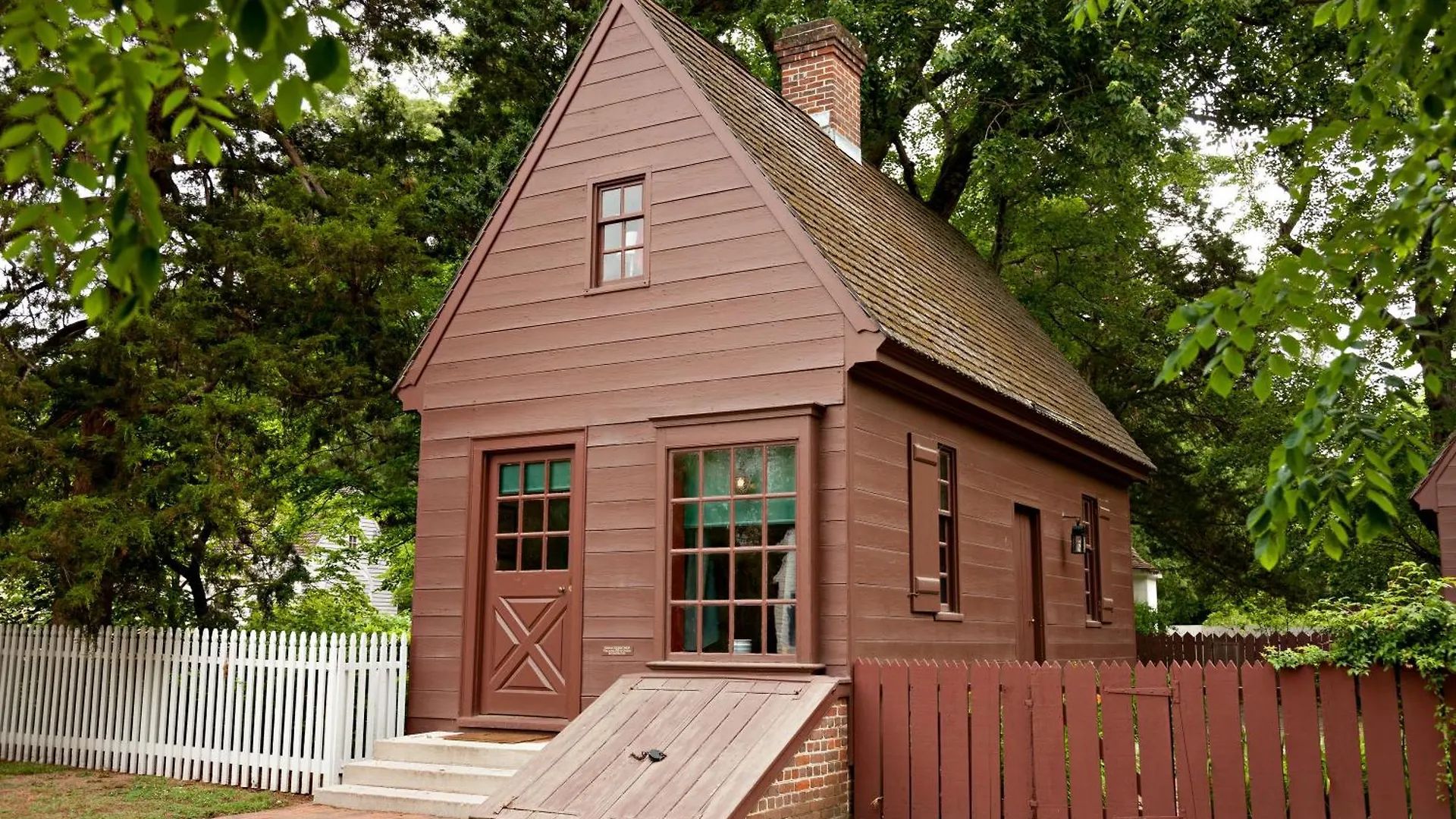 Colonial Houses, An Official Colonial Williamsburg Hotel