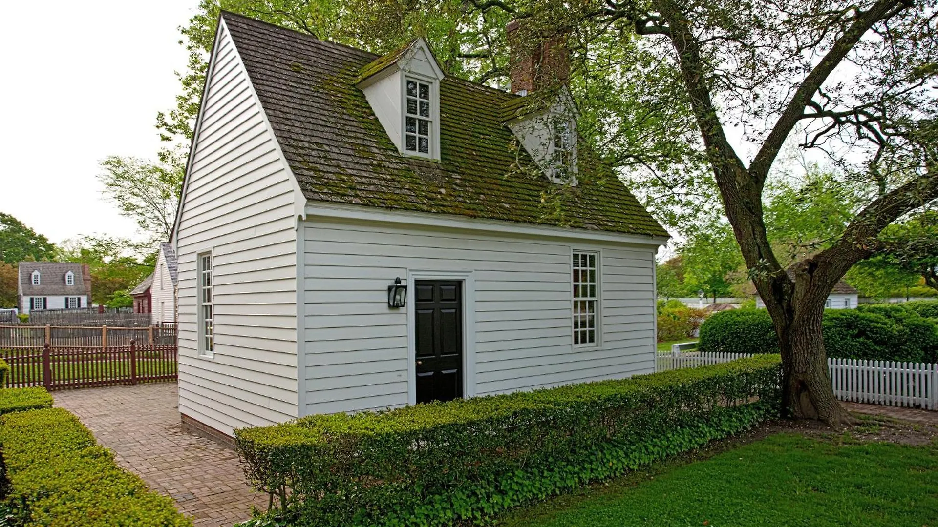 Colonial Houses, An Official Colonial Williamsburg Hotel