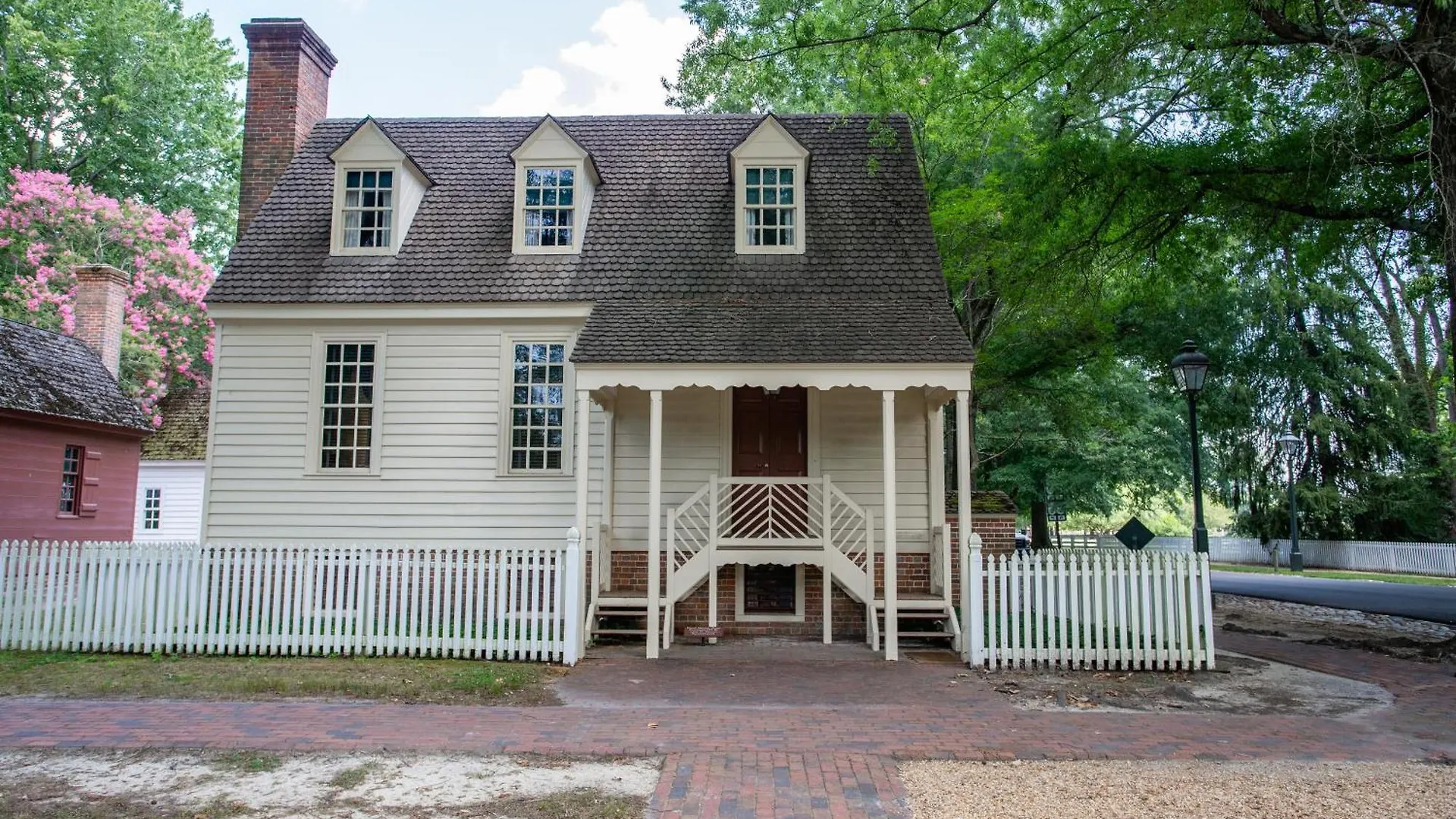 Colonial Houses, An Official Colonial Williamsburg Hotel