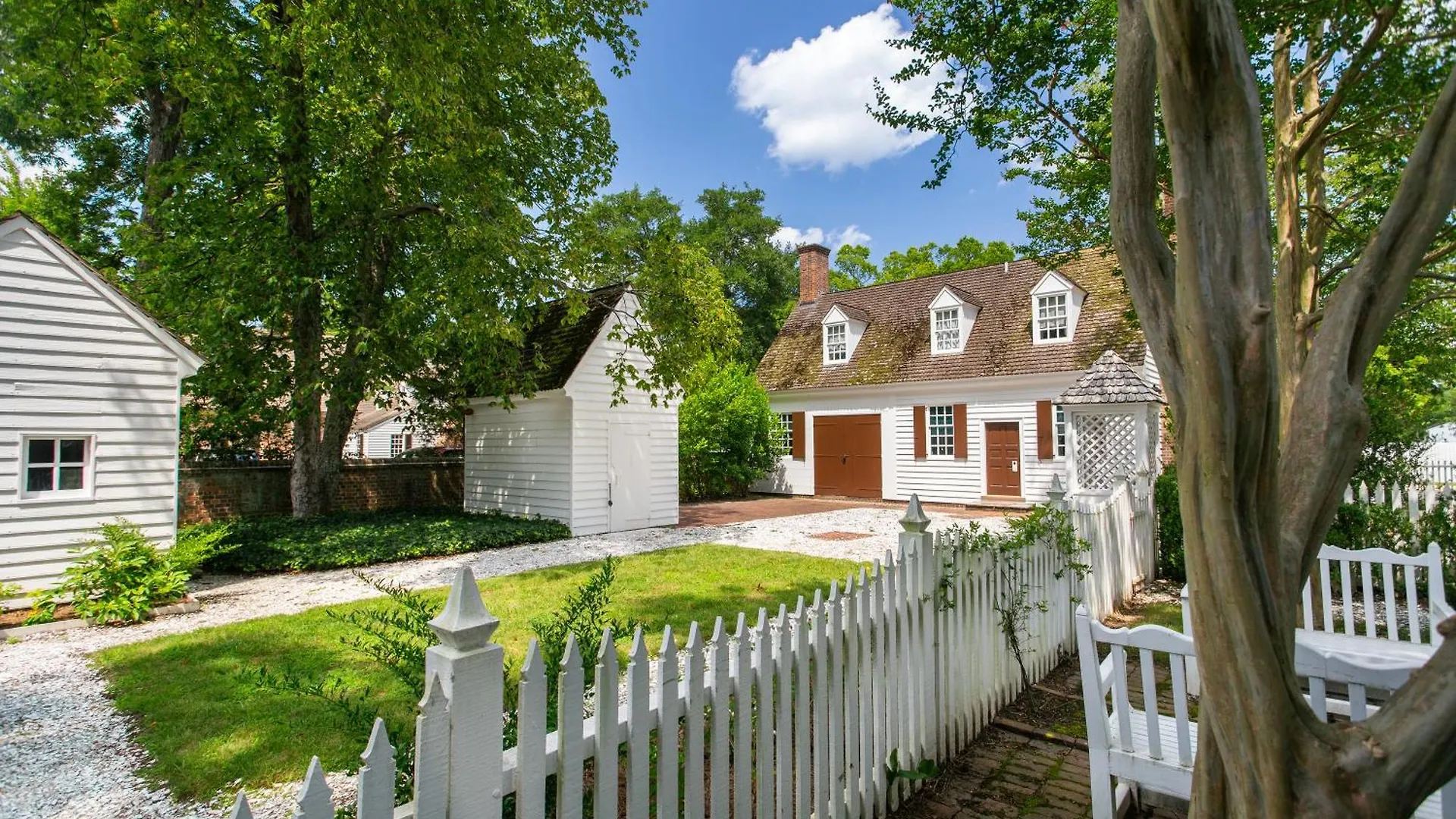 Colonial Houses, An Official Colonial Williamsburg Hotel