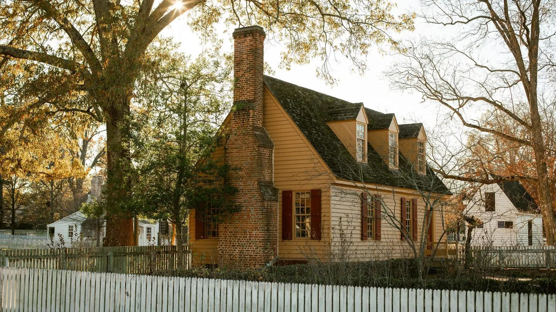 Colonial Houses, An Official Colonial Williamsburg Hotel