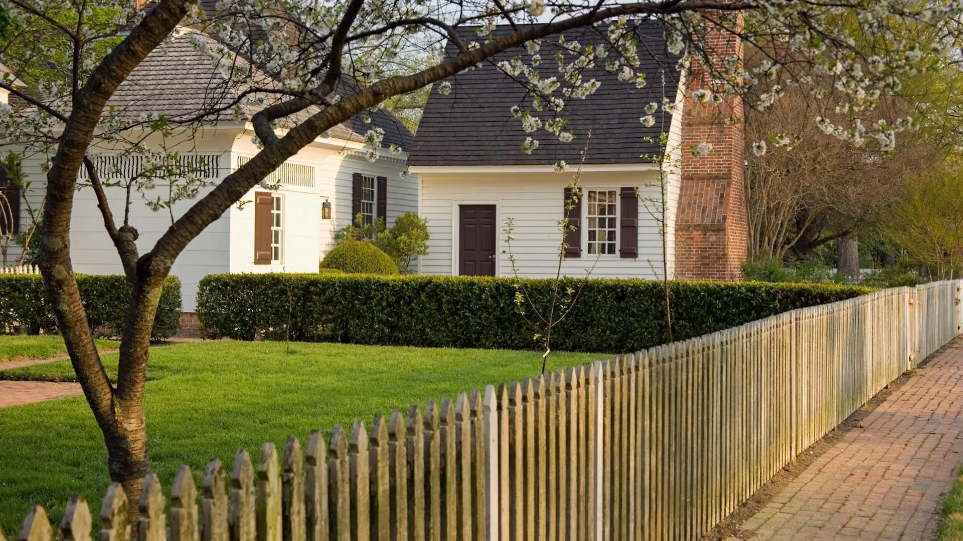 Colonial Houses, An Official Colonial Williamsburg Hotel
