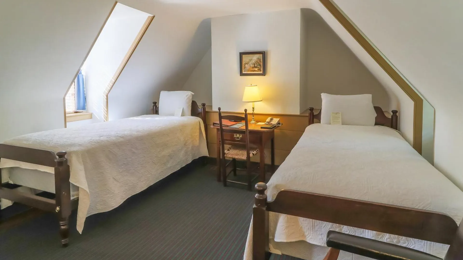 Colonial Houses, An Official Colonial Williamsburg Hotel