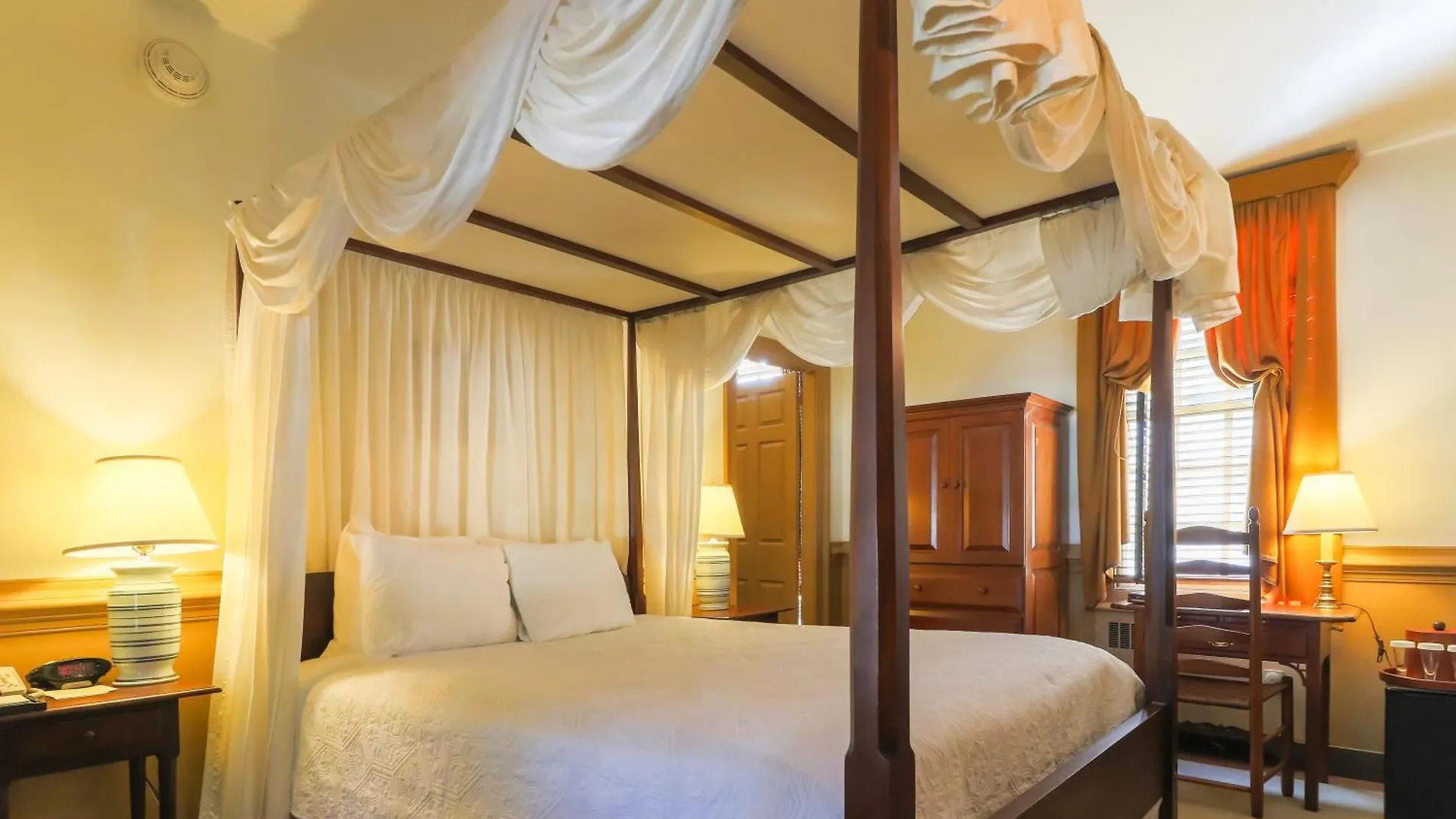 Colonial Houses, An Official Colonial Williamsburg Hotel