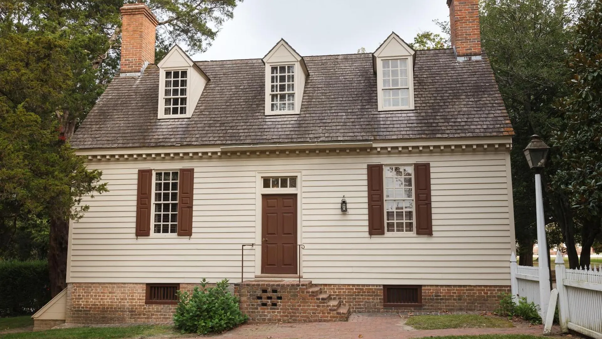 Colonial Houses, An Official Colonial Williamsburg Hotel