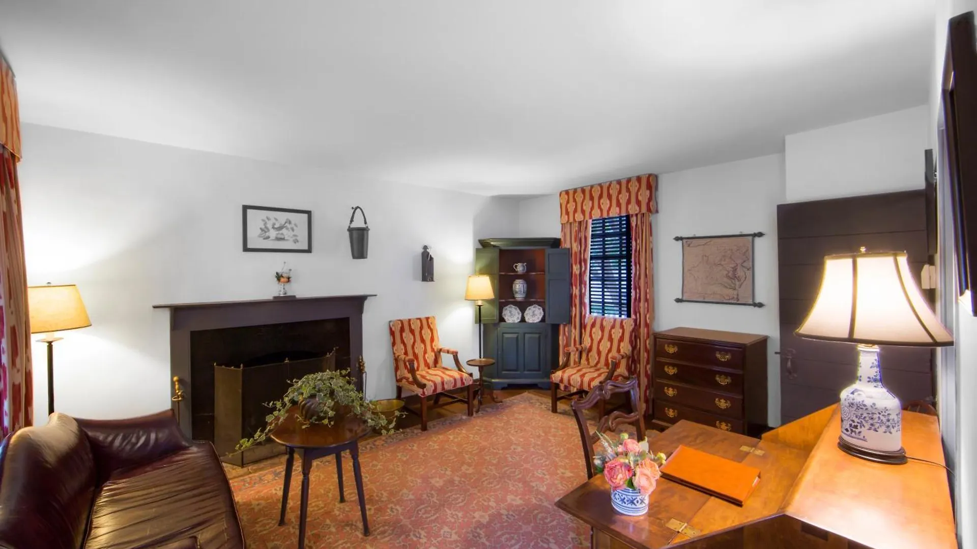 Colonial Houses, An Official Colonial Williamsburg Hotel