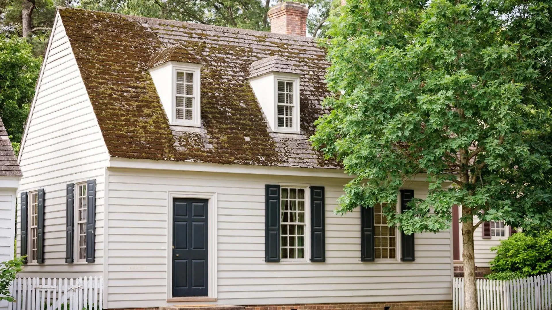 Colonial Houses, An Official Colonial Williamsburg Hotel