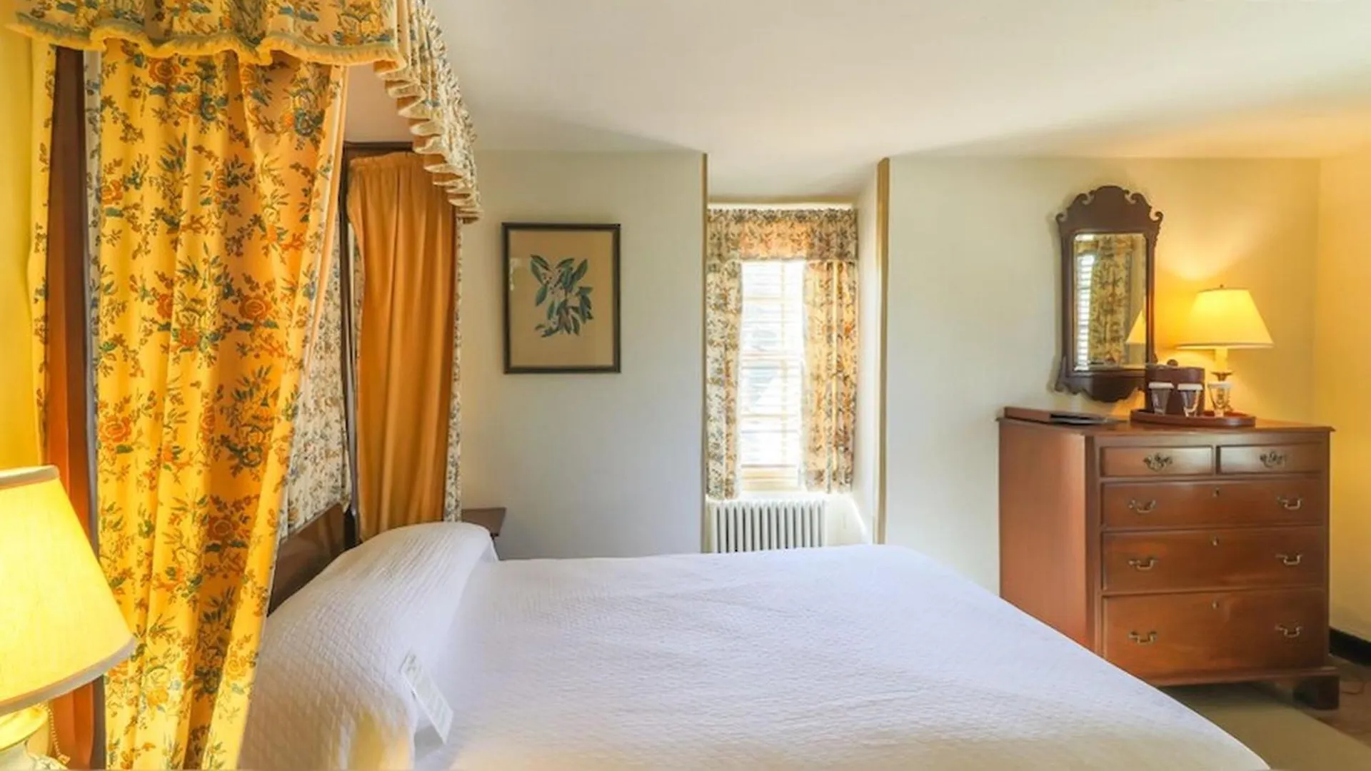 Colonial Houses, An Official Colonial Williamsburg Hotel