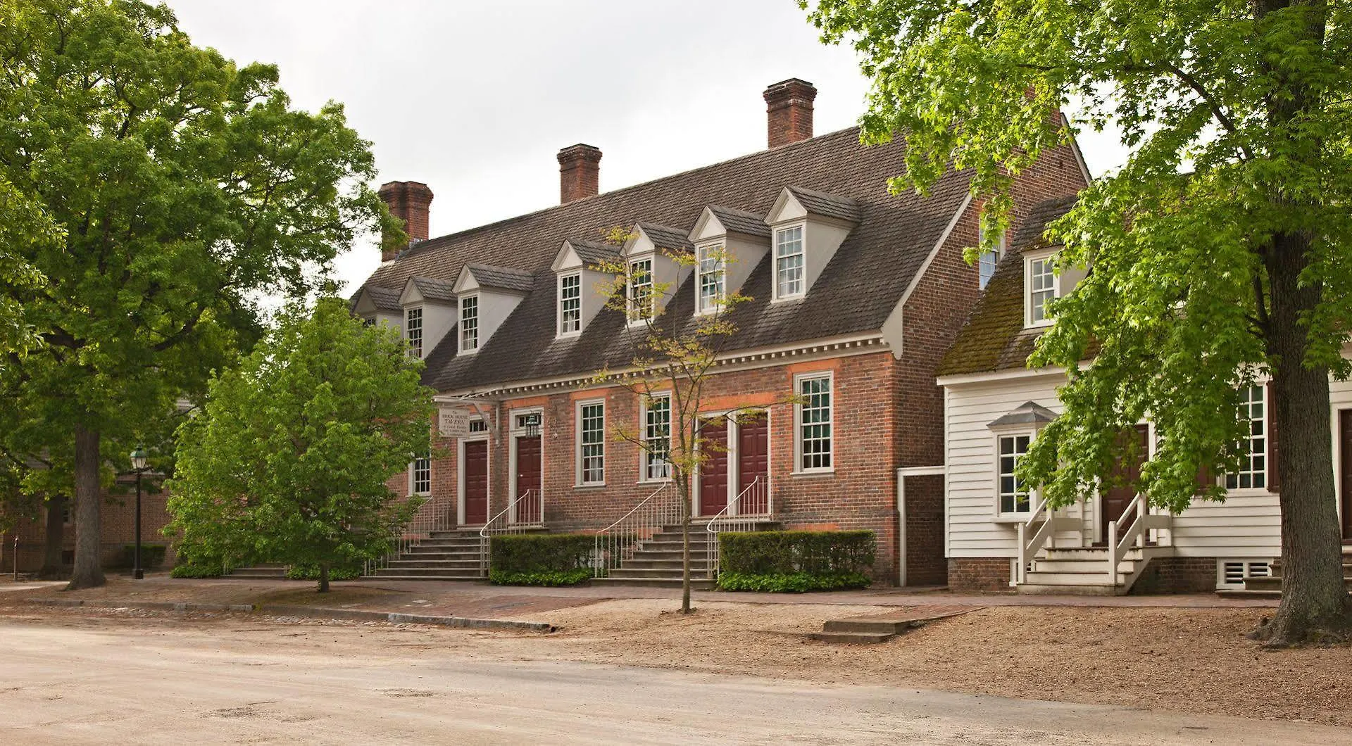 Colonial Houses, An Official Colonial Williamsburg Hotel